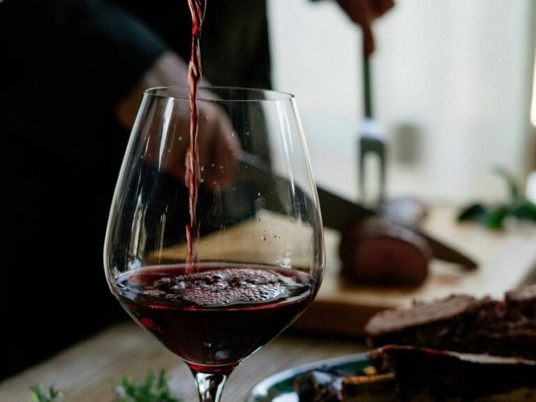 Rotwein wird eingeschenkt